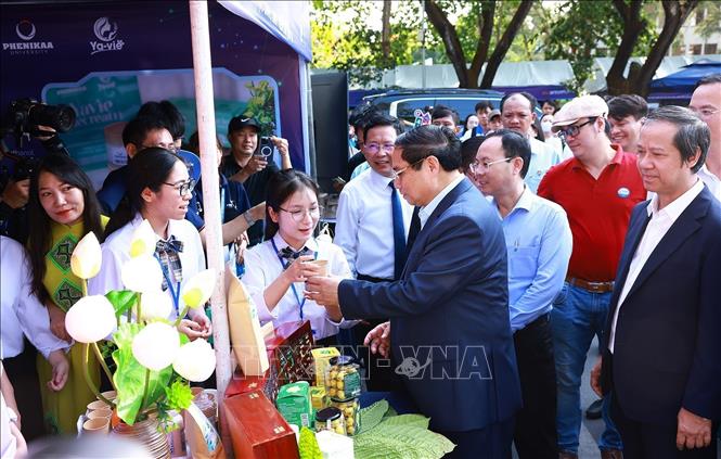 Prime Minister Pham Minh Chinh visits students’ startup exhibitions. VNA Photo: Dương Giang