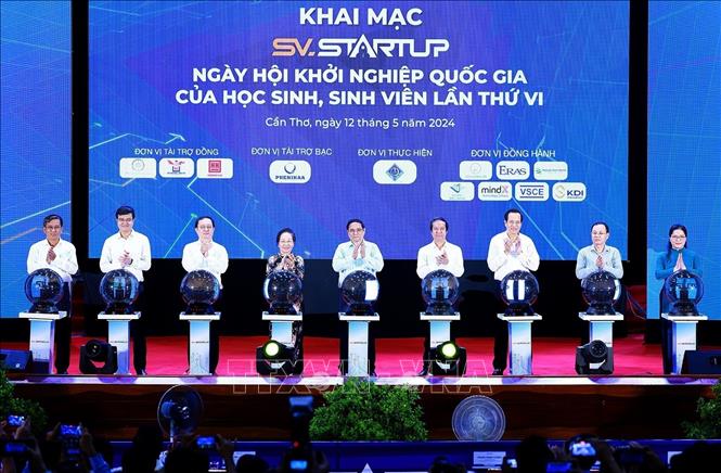 Prime Minister Pham Minh Chinh and delegates launch the festival at the opening ceremony. VNA Photo: Dương Giang