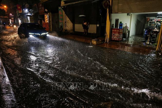 Mưa lớn gây ngập trên phố Khương Hạ, quận Thanh Xuân. Ảnh: Tuấn Anh - TTXVN