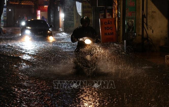 Mưa ngập trên địa bàn quận Thanh Xuân. Ảnh: Tuấn Anh - TTXVN