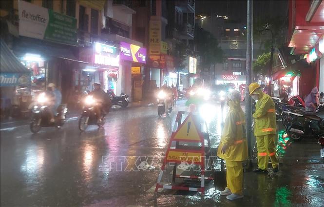 Các đơn vị ứng trực thoát nước ở khu vực đường Trương Định, quận Hai Bà Trưng. Ảnh: TTXVN