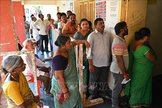 Cử tri xếp hàng chờ bỏ phiếu trong giai đoạn 4 của cuộc tổng tuyển cử tại điểm bầu cử ở Tirupati, bang Andhra Pradesh, Ấn Độ, ngày 13/5/2024. Ảnh: AFP/TTXVN