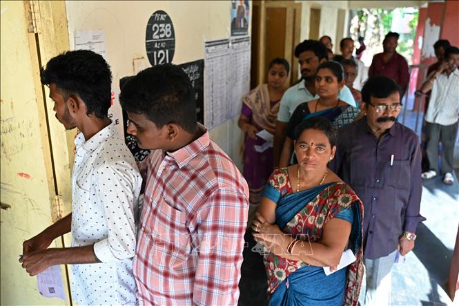 Cử tri xếp hàng chờ bỏ phiếu trong giai đoạn 4 của cuộc tổng tuyển cử tại điểm bầu cử ở Tirupati, bang Andhra Pradesh, Ấn Độ, ngày 13/5/2024. Ảnh: AFP/TTXVN
