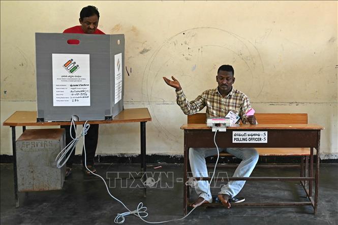 Cử tri bỏ phiếu trong giai đoạn 4 của cuộc tổng tuyển cử tại điểm bầu cử ở Tirupati, bang Andhra Pradesh, Ấn Độ, ngày 13/5/2024. Ảnh: AFP/TTXVN