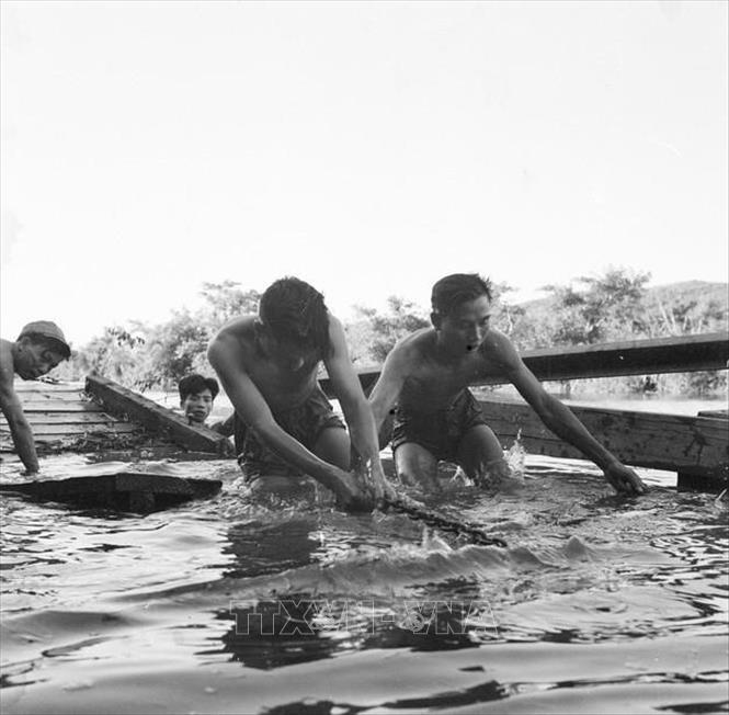 Đại đội công binh bến phà D, đơn vị quyết thắng tỉnh Quảng Bình chuẩn bị cầu phà chắc chắn để đưa xe qua sông nhanh chóng, an toàn, tháng 6/1968. Ảnh: Nghĩa Dũng - TTXVN
