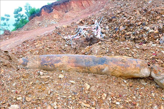 Quả bom được phát hiện khi người dân san đất làm vườn tại khu vực C4 đồi Ba Hàng thuộc xóm 2, xã Nam Nghĩa, huyện Nam Đàn. Ảnh: TTXVN phát