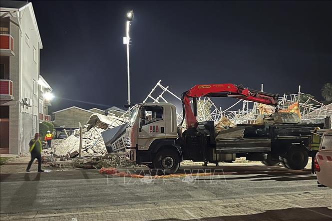 Hiện trường vụ sập tòa nhà ở thành phố George, Nam Phi ngày 7/5/2024. Ảnh: AFP/TTXVN