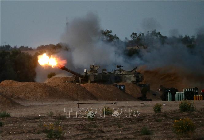 Pháo tự hành Israel triển khai gần cửa khẩu Kerem Shalom phóng hỏa về phía Dải Gaza, ngày 8/5/2024. Ảnh: THX/TTXVN