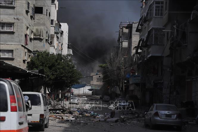 Khói bốc lên sau vụ oanh tạc của Israel xuống phía Bắc Dải Gaza, ngày 13/5/2024. Ảnh: THX/TTXVN