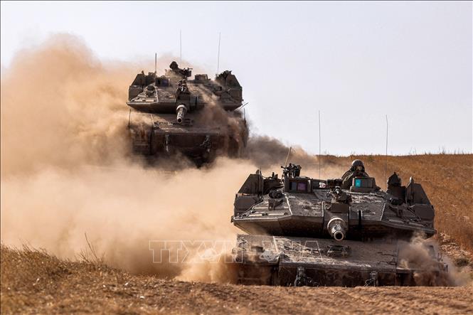 Xe quân sự Israel di chuyển gần khu vực biên giới với Dải Gaza, ngày 13/5/2024. Ảnh: AFP/TTXVN