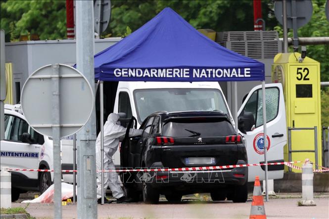 Nhân viên pháp y làm nhiệm vụ tại hiện trường vụ tấn công xe chở tù nhân ở vùng Eure, miền Bắc nước Pháp ngày 14/5/2024. Ảnh: AFP/TTXVN