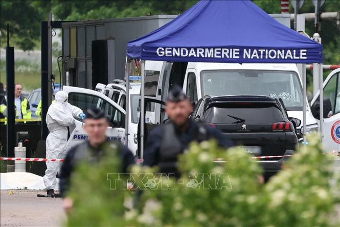 Nhân viên pháp y làm nhiệm vụ tại hiện trường vụ tấn công xe chở tù nhân ở vùng Eure, miền Bắc nước Pháp ngày 14/5/2024. Ảnh: AFP/TTXVN