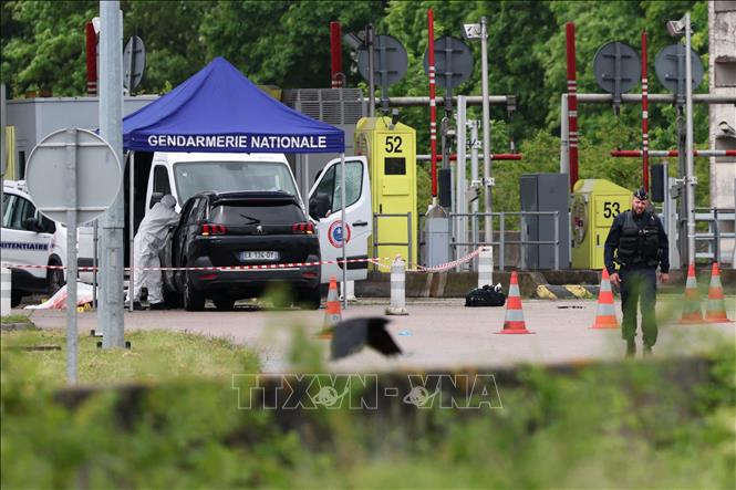 Nhân viên pháp y và cảnh sát làm nhiệm vụ tại hiện trường vụ tấn công xe chở tù nhân ở vùng Eure, miền Bắc nước Pháp ngày 14/5/2024. Ảnh: AFP/TTXVN