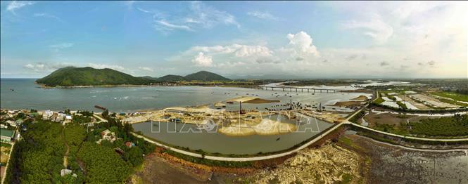 Dự án xây dựng cảng cá Cửa Nhượng thuộc xã Cẩm Nhượng, huyện Cẩm Xuyên có tổng mức đầu tư 280 tỷ đồng, gồm 2 bến cập tàu, bãi tiếp nhận thuỷ sản, kè bờ, đê ngăn cát, công trình hạ tầng kỹ thuật hậu cần nghề cá với tổng diện tích hơn 11ha. Ảnh: Vũ Sinh - TTXVN