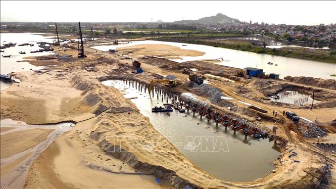 Cầu cảng tiếp nhận tàu cá công suất 150 - 400 CV thuộc dự án xây dựng cảng cá Cửa Nhượng, xã Cẩm Nhượng, huyện Cẩm Xuyên đang được thi công. Ảnh: Vũ Sinh - TTXVN