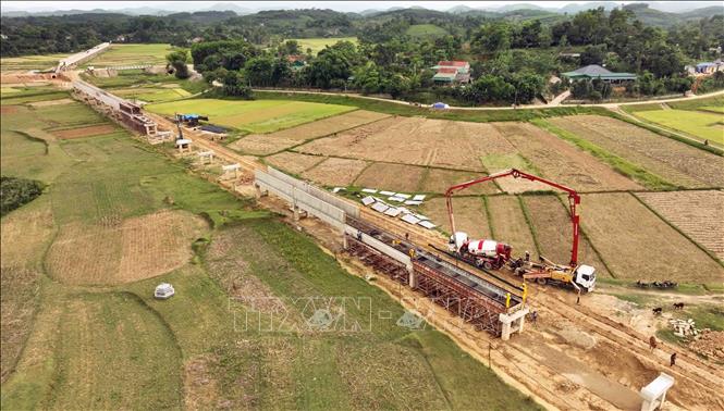 Công trình kênh Cầu Động thuộc dự án hệ thống thuỷ lợi Ngàn Trươi - Cẩm Trang giai đoạn II (đoạn đi qua xã xã Đức Bồng, huyện Vũ Quang) đang được thi công. Ảnh: Vũ Sinh - TTXVN