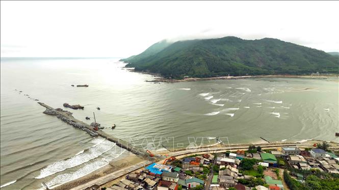 Đê chắn sóng thuộc dự án xây dựng cảng cá Cửa Nhượng, xã Cẩm Nhượng, huyện Cẩm Xuyên đang được thi công. Ảnh: Vũ Sinh - TTXVN