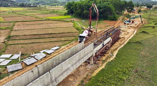 Công trình kênh Cầu Động thuộc dự án hệ thống thuỷ lợi Ngàn Trươi - Cẩm Trang giai đoạn II (đoạn đi qua xã xã Đức Bồng, huyện Vũ Quang) đang được thi công. Ảnh: Vũ Sinh - TTXVN