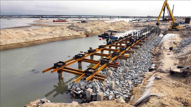 Cầu cảng tiếp nhận tàu cá công suất 150 - 400 CV thuộc dự án xây dựng cảng cá Cửa Nhượng, xã Cẩm Nhượng, huyện Cẩm Xuyên đang được thi công. Ảnh: Vũ Sinh - TTXVN