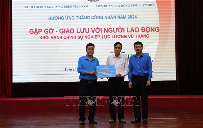 Công đoàn Y tế Việt Nam trao tặng số tiền 15 triệu đồng cho 15 đoàn viên có hoàn cảnh khó khăn thuộc ngành Y tế tỉnh Điện Biên . Ảnh: Phan Quân - TTXVN