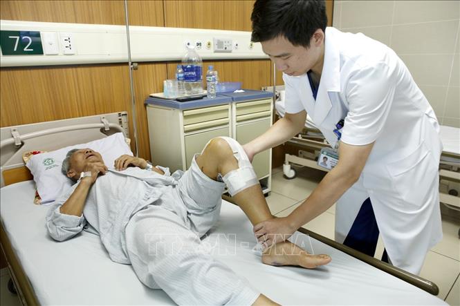 Trong ảnh: Bác sĩ kiểm tra sức khỏe cho bệnh nhân sau phẫu thuật Robot tại bệnh viện Bạch Mai. Ảnh: Dương Ngọc – TTXVN