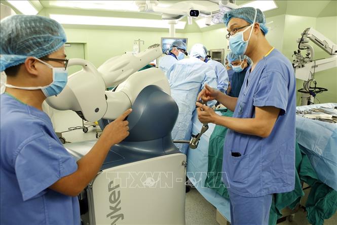 Trong ảnh: Một ca phẫu thuật chấn thương chỉnh hình được ứng dụng Robot tại bệnh viện Bạch Mai. Ảnh: Dương Ngọc – TTXVN