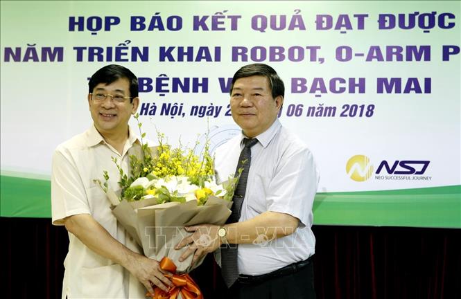 Trong ảnh: PGS Lương Ngọc Khuê (trái), Cục trưởng Cục Quản lý khám chữa bệnh (Bộ Y tế) tặng hoa chúc mừng bệnh viện Bạch Mai. Ảnh: Dương Ngọc – TTXVN