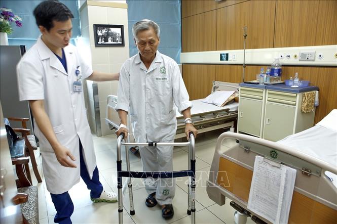 Trong ảnh  Bác sĩ kiểm tra sức khỏe cho bệnh nhân sau phẫu thuật Robot tại bệnh viện Bạch Mai Ảnh: Dương Ngọc – TTXVN