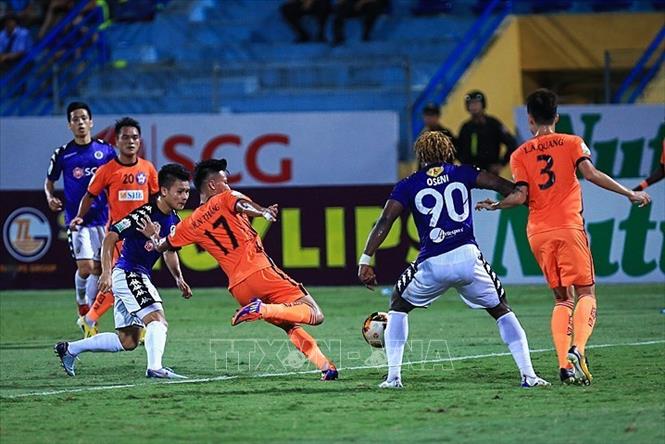 [23/06/2018 22:47:22] Trong ảnh: Một pha dẫn bóng đột phá và sút bóng của càu thủ số 17 Hồ Ngọc Thắng của đội SHB Đà Nẵng. Ảnh: Trọng Đạt-TTXVN