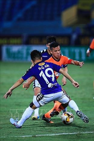 [23/06/2018 22:47:43] Trong ảnh: Một pha tranh chấp quyết liệt của cầu thủ hai đội. Ảnh: Trọng Đạt-TTXVN