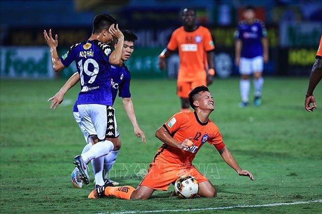 [23/06/2018 22:48:12] Trong ảnh: Một pha phạm lỗi của cầu thủ Quang Hải  của Hà Nội FC với số 12 Hoàng Minh Tâm của SHB Đà Nẵng. Ảnh: Trọng Đạt-TTXVN