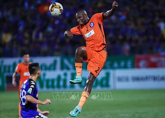[23/06/2018 22:49:45] Trong ảnh: Một pha tranh chấp bóng bổng của cầu thủ tiền đạo số 2 Ewonde Epassi Louis Christian của SHB Đà Nẵng. Ảnh: Trọng Đạt-TTXVN