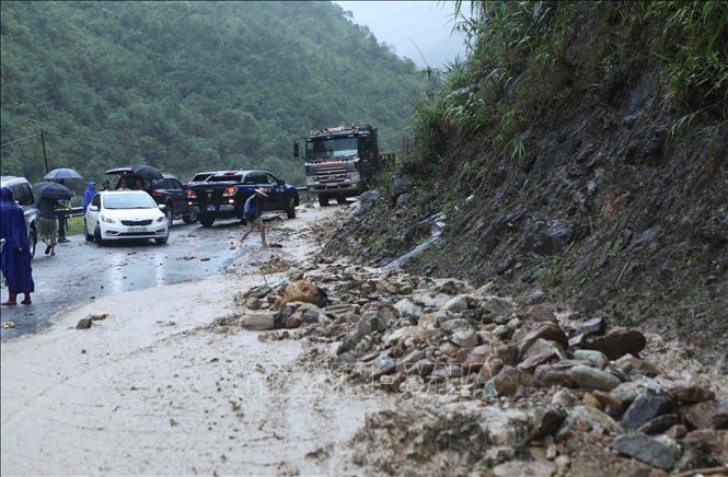 [24/06/2018 17:27:38] Trong ảnh: Đoạn đường quốc lộ 4D Lai Châu – Lào Cai qua bản Chu Va 12, xã Sơn Bình, huyện Tam Đương bị hư hỏng nặng. Ảnh: Quý Trung – TTXVN
