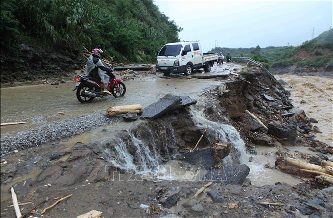 [24/06/2018 17:28:59] Trong ảnh: Quốc lộ 4D Lai Châu – Lào Cai đoạn qua bản Chu Va 12, xã Sơn Bình, huyện Tam Đường bị hư hỏng nặng. Ảnh: Quý Trung - TTXVN
