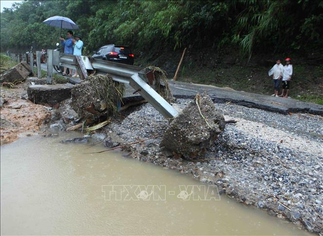 [24/06/2018 17:29:53] Trong ảnh: Đoạn đường quốc lộ 4D Lai Châu – Lào Cai qua bản Chu Va 12, xã Sơn Bình, huyện Tam Đương bị hư hỏng nặng. Ảnh: Quý Trung – TTXVN
