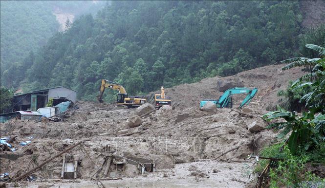 [24/06/2018 18:59:12]  Trong ảnh: Đoạn đường Km 73 + 600 quốc lộ 4D Lai Châu – Lào Cai đoạn qua bản Chu Va 12 xã Sơn Bình huyện Tam Đương bị sạt lở nghiêm trọng khiến hàng nghìn m3 đất đá xô xuống khiến cho giao thông tê liệt hoàn toàn. Ảnh: Quý Trung - TTXVN 
