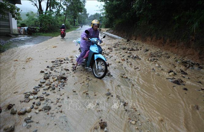 [24/06/2018 19:24:36] Trong ảnh: Đoạn đường quốc lộ 4D Lai Châu – Lào Cai đoạn qua bản Chu Va 12 xã Sơn Bình huyện Tam Đương bị hư hỏng nặng. Ảnh: Quý Trung - TTXVN 