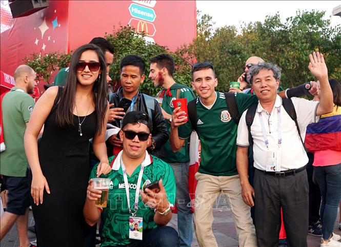 [24/06/2018 22:26:42] Các CĐV Mexico chụp ảnh cùng các CĐV nước khác. Ảnh: Trần Xuân Giáp - TTXVN     