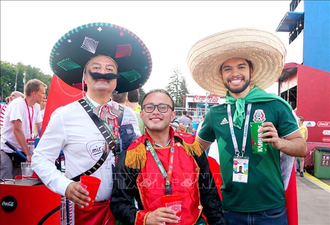 [24/06/2018 22:31:38] Hai CĐV Mexico  và CĐV Đức. Ảnh: Trần Xuân Giáp - TTXVN