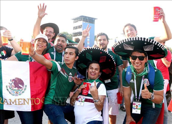 [24/06/2018 22:36:47]  Các CĐV Mexico với trang phục truyền thống. Ảnh: Trần Xuân Giáp - TTXVN         