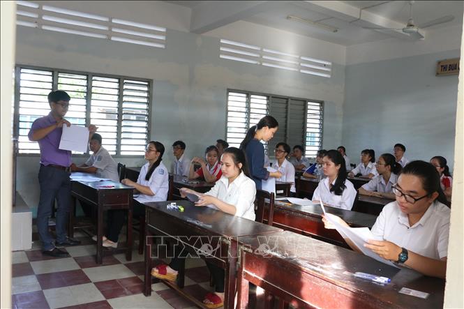 [25/06/2018 08:15:10] Trong ảnh: Giám thị điểm danh thí sinh đến phòng thi tại điểm thi Trường THPT Nguyễn Đình Chiểu, Bến Tre. Ảnh: Trần Thị Thu Hiền - TTXVN
