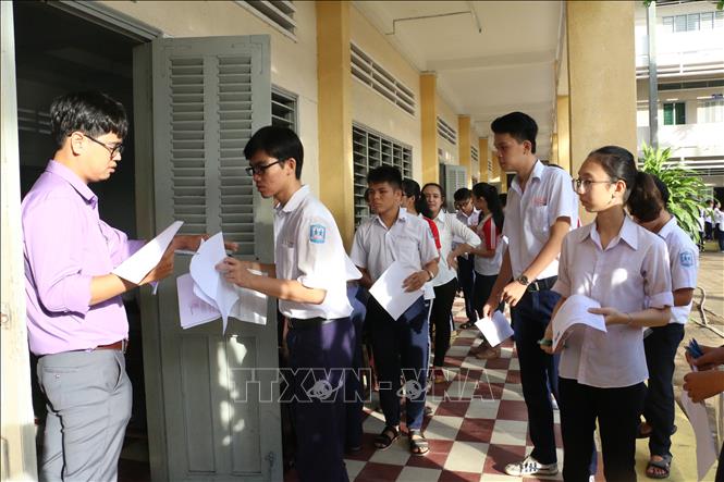 [25/06/2018 08:15:37] Trong ảnh: Giám thị điểm danh thí sinh đến phòng thi tại điểm thi Trường THPT Nguyễn Đình Chiểu, Bến Tre. Ảnh: Trần Thị Thu Hiền - TTXVN
