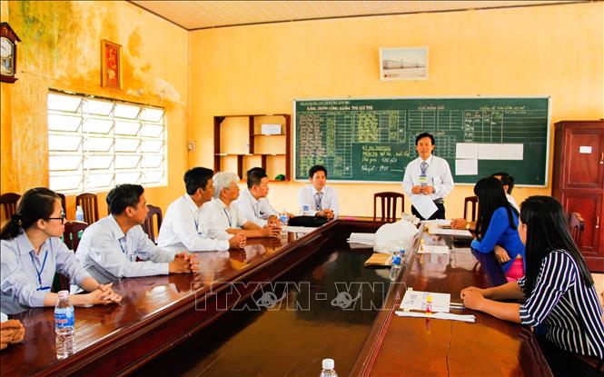[25/06/2018 11:01:58] Trong ảnh: Đoàn kiểm tra tại điểm thi trường THPT Vị Thủy. Ảnh: Hồng Thái - TTXVN