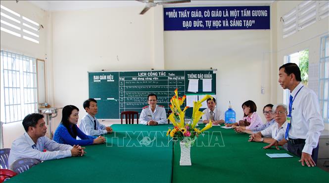 [25/06/2018 11:02:28] Trong ảnh: Đoàn kiểm tra tại điểm thi trường THPT Long Mỹ. Ảnh: Hồng Thái - TTXVN