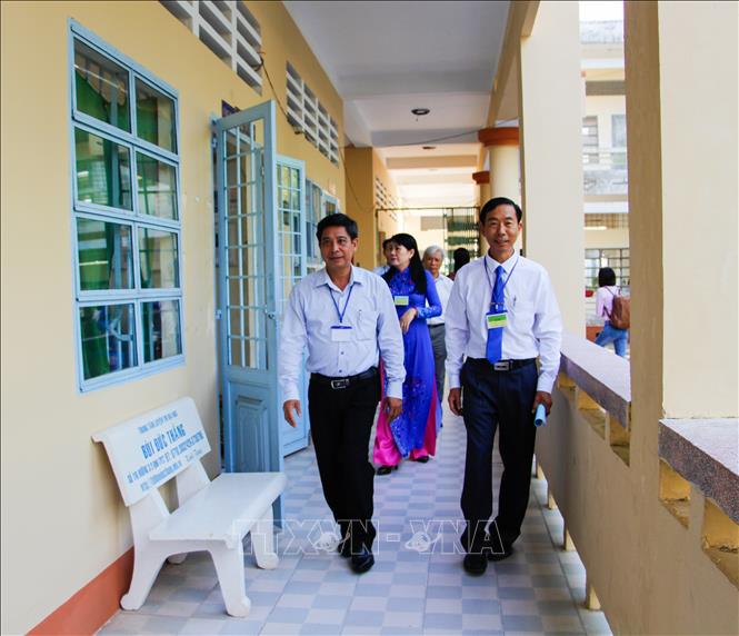 [25/06/2018 11:02:52] Trong ảnh: Đoàn kiểm tra tại điểm thi trường THPT Long Mỹ. Ảnh: Hồng Thái - TTXVN