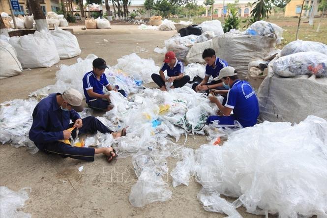 [25/06/2018 14:37:45] Tham gia lao động sản xuất là một trong những phương pháp trị liệu cho các đối tượng cai nghiện ma túy tại Trung tâm Chữa bệnh – Giáo dục - Lao động xã hội tỉnh Bình Phước. Ảnh: Anh Tuấn – TTXVN