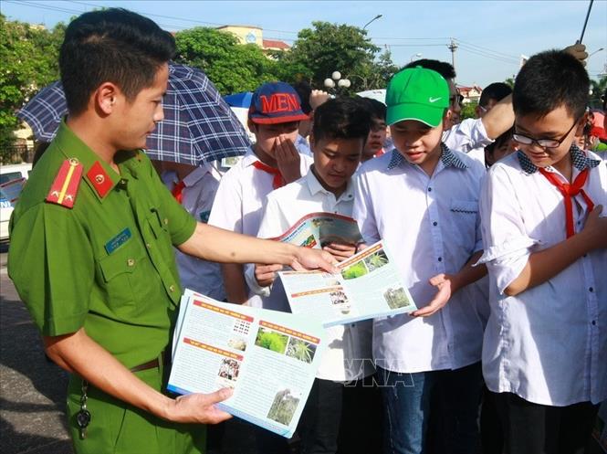 [25/06/2018 14:44:35] Lực lượng công an tỉnh Bắc Giang phát tờ rơi tuyên truyền về phòng, chống ma túy. Ảnh: Doãn Tấn – TTXVN