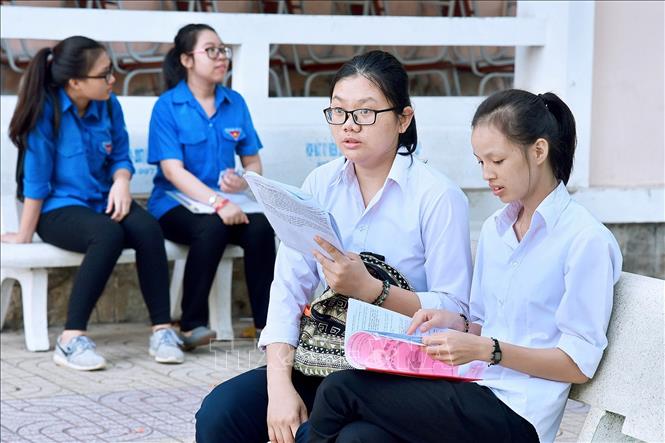 [25/06/2018 14:50:28] Trong ảnh: Các thí sinh tại điểm thi trường THPT Phan Bội Châu (TP Phan Thiết). Ảnh: Nguyễn Thanh – TTXVN