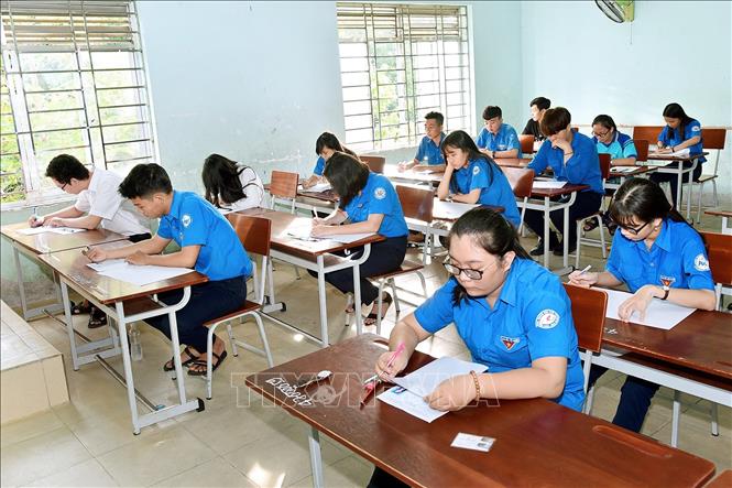 [25/06/2018 14:51:14] Trong ảnh: Các thí sinh tại điểm thi Trường THPT Phan Bội Châu (TP Phan Thiết). Ảnh: Nguyễn Thanh – TTXVN