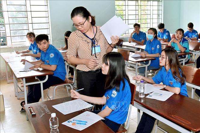 [25/06/2018 14:51:41] Trong ảnh:Các thí sinh tại điểm thi trường THPT Phan Bội Châu (TP Phan Thiết). Ảnh: Nguyễn Thanh – TTXVN